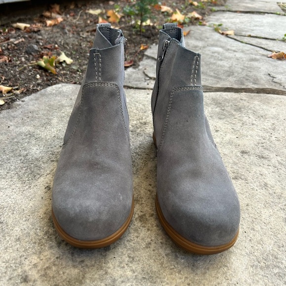 Sorel Grey Suede Evie ll Chelsea Boot, size 9.5 - Picture 3 of 9